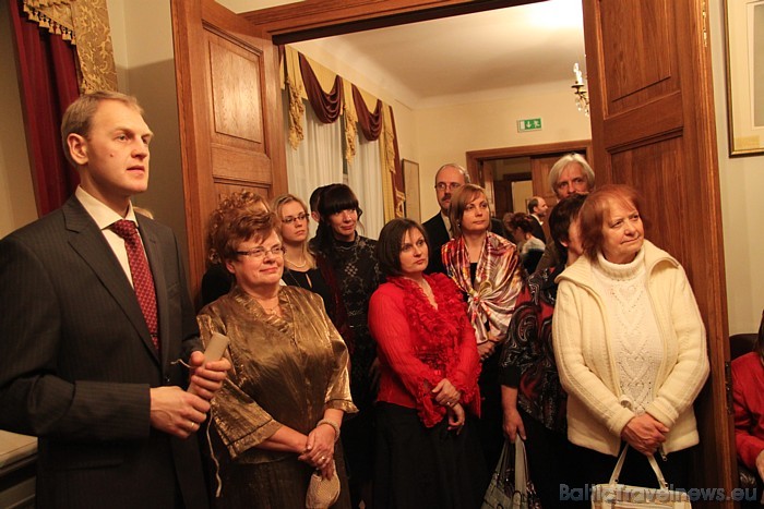 Piļu un muižu asociācijas akcijas «Apceļosim Latvijas pilis!» noslēguma pasākums Mālpils muižā - dzejas rindu klausītāji Piļu un muižu asociācijas akcijas «Apceļosim Latvijas pilis!» noslēguma pasākums Mālpils muižā - dzejas rindu klausītāji 52737