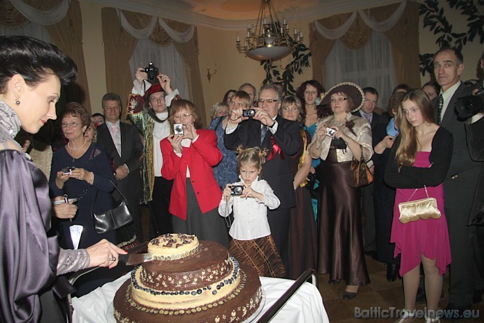 Piļu un muižu asociācijas akcijas «Apceļosim Latvijas pilis!» noslēguma pasākums Mālpils muižā - svētku tortes pirmais grieziens Piļu un muižu asociācijas akcijas «Apceļosim Latvijas pilis!» noslēguma pasākums Mālpils muižā - svētku tortes pirmais grieziens 52758