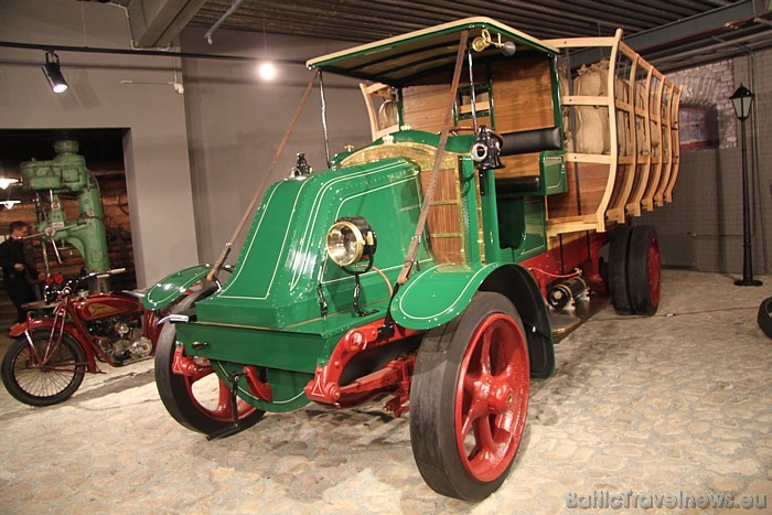 1919.gada kravas automobilis Renault Fu ar 20.gadsimta sākumam netipiski lielo septiņu tonnu kravnesību, čuguna riteņiem un pilngumijas riepām 1919.gada kravas automobilis Renault Fu ar 20.gadsimta sākumam netipiski lielo septiņu tonnu kravnesību, čuguna riteņiem un pilngumijas riepām 52862