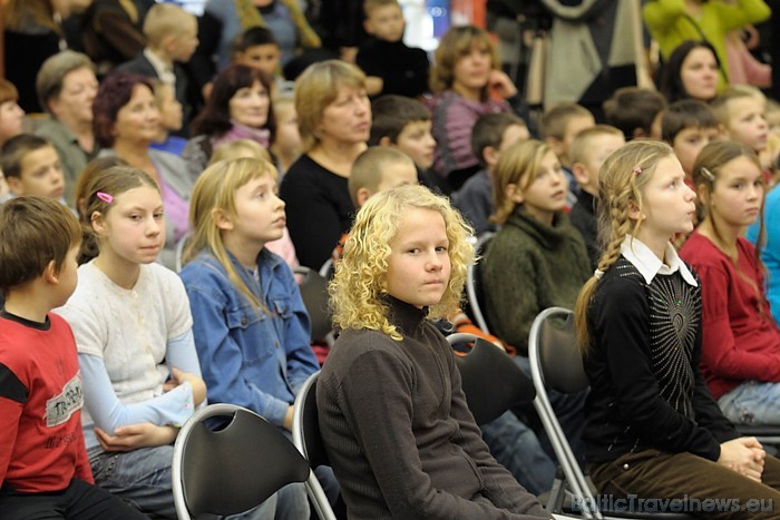 09.12.2010, kad notika labdarības izstādes atklāšana, baudīt pazīstamu mūziķu uzstāšanos bija ieradušies arī vairāk kā 100 bērni no visas Latvijas
Fo 09.12.2010, kad notika labdarības izstādes atklāšana, baudīt pazīstamu mūziķu uzstāšanos bija ieradušies arī vairāk kā 100 bērni no visas Latvijas
Fo 52873