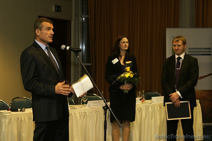 «Gada cilvēks tūrismā 2010» naktsmītņu biznesā laureāta pieteikšanai uz skatuvi tika aicināts Latvijas Viesnīcu un restorānu asociācijas prezidents Jā 52918