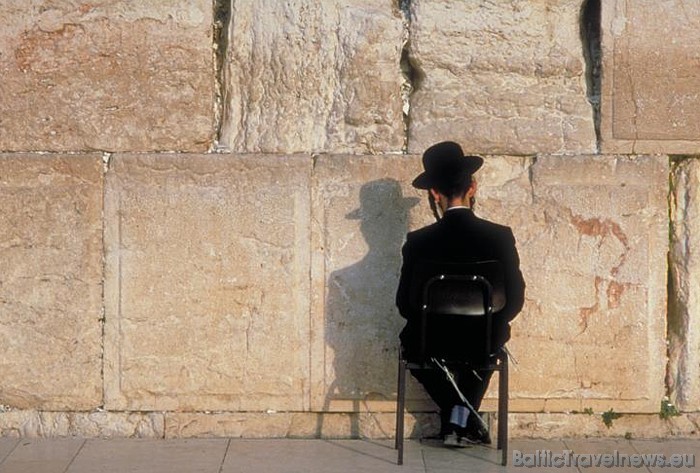 Ebreju vīrietis pie Raudu mūra - viena no svētākajiem objektiem jūdaisma reliģijā
Foto: www.goisrael.com Ebreju vīrietis pie Raudu mūra - viena no svētākajiem objektiem jūdaisma reliģijā
Foto: www.goisrael.com 53146