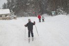 Ziemā aktīvās atpūtas dabas taku iecienījuši gan lieli, gan mazi distanču slēpotāji 3