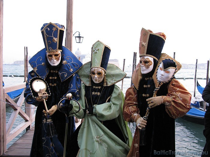 Krāšņā masku šova laikā tūkstošiem karnevāla apmeklētāju un tūristu traucas uz Venēciju, ko mēdz dēvēt par Adrijas jūras pērli 53688