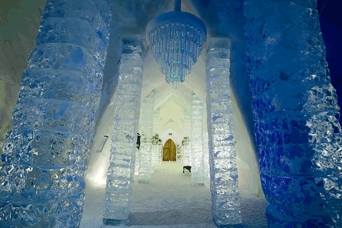 Katru gadu Hôtel de Glace viesnīca tiek celta no jauna - tās buvniecībā iesaistīti 20 strādnieki, kas ceļ ēkas karkasu, un vēl 10-15 mākslinieki, kas Katru gadu Hôtel de Glace viesnīca tiek celta no jauna - tās buvniecībā iesaistīti 20 strādnieki, kas ceļ ēkas karkasu, un vēl 10-15 mākslinieki, kas 53891