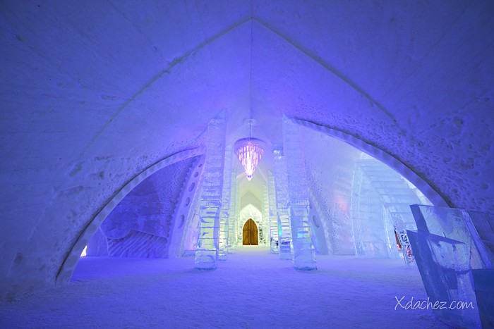 Hôtel de Glace izskatās pēc baltas sniega katedrāles, Griesti viesnīcā ir 5,4 metri augsti
Foto: ©Xdachez.com Hôtel de Glace izskatās pēc baltas sniega katedrāles, Griesti viesnīcā ir 5,4 metri augsti
Foto: ©Xdachez.com 53900
