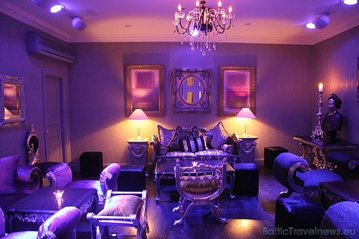 Suite Lounge interjers ir grezns – ar ādas dīvāniem, aizraujoša interjera mēbelēm, kā arī vitrīnām ekskluzīviem konjakiem un viskijiem 53947