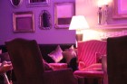Sēžot ērtajos Suite Lounge ādas dīvānos, varat izbaudīt dažādus lieliskus kokteiļus un arī suši 12