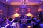 Suite Lounge interjers ir grezns – ar ādas dīvāniem, aizraujoša interjera mēbelēm, kā arī vitrīnām ekskluzīviem konjakiem un viskijiem 14