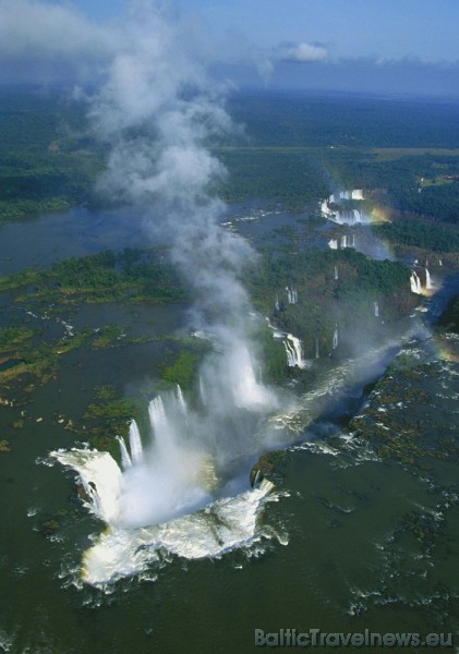 Argentīna ceļotājus piesaista arī ar ūdenskritumiem. Lielākais no tiem ir Iguazu ūdenskritums, kas atrodas uz robežas starp Argentīnu, Brazīliju un Pa 54180