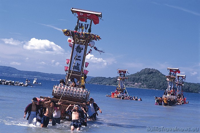 Tūristiem Japānā patīk dažādie svētki, ko japāņi svin jau gadsimtiem ilgi un kas citviet pasaulē nav zināmi
Foto: © JNTO 54248