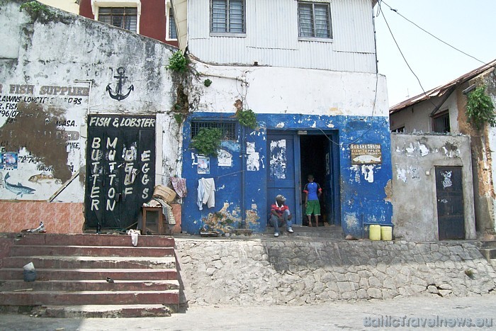 Mombasa ir ļoti liela pilsēta - tur mīt aptuveni miljons iedzīvotāju, bet uz vietas var likties, ka to ir vismaz divi miljoni
Foto: Telegraf, Gaida M Mombasa ir ļoti liela pilsēta - tur mīt aptuveni miljons iedzīvotāju, bet uz vietas var likties, ka to ir vismaz divi miljoni
Foto: Telegraf, Gaida M 54299