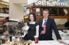 Marks Kitsons, Costa Krievijas un starptautiskā tirgus pārraudzības un plānošanas vadītājs, un Olga Denisova, Coffee Nation izpilddirektore Latvijā 5