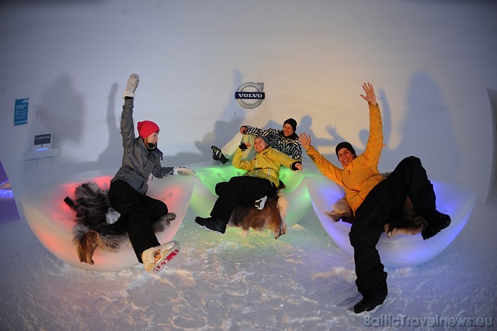 Viesnīcā izvietotie ledus dīvāni ir klāti ar zvērādām. Guļvietas nav iespējams izkustināt no vietas, jo tās ir ļoti smagas
Foto: © Volvo Ice Camp 54504