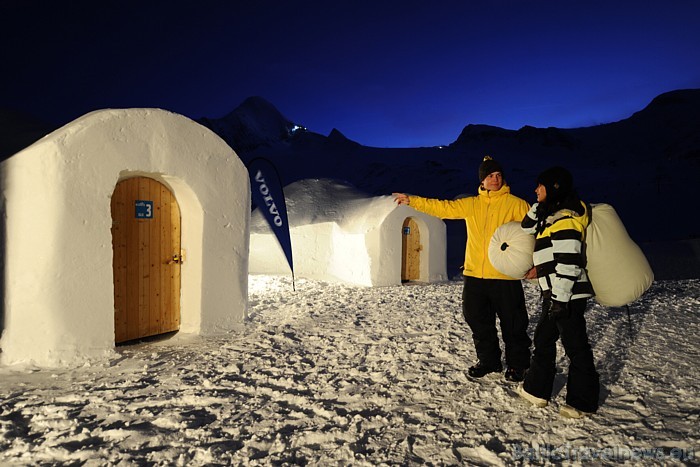 Guļot iglā, apmeklētājus nodrošina ar siltiem guļammaisiem, zvērādām un speciāliem matračiem
Foto: © Volvo Ice Camp 54509