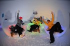 Viesnīcā izvietotie ledus dīvāni ir klāti ar zvērādām. Guļvietas nav iespējams izkustināt no vietas, jo tās ir ļoti smagas
Foto: © Volvo Ice Camp 9