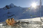 Atpūšoties siltajā burbuļvannā, var vērot grandiozos dabas skatus
Foto: © Volvo Ice Camp 15