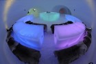 Soliņi pie bāra noklāti ar zvērādām
Foto: © Volvo Ice Camp 19