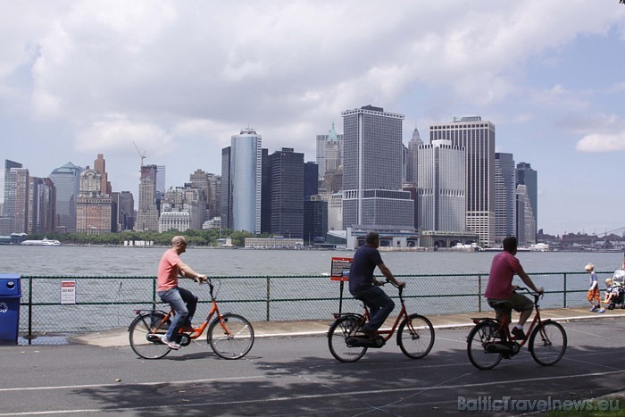 Riteņbraukšana ir lielisks veids, kā apvienot Ņujorkas apskati ar aktīvu atpūtu
Foto: Clayton Cotterell, www.nycgo.com Riteņbraukšana ir lielisks veids, kā apvienot Ņujorkas apskati ar aktīvu atpūtu
Foto: Clayton Cotterell, www.nycgo.com 54632