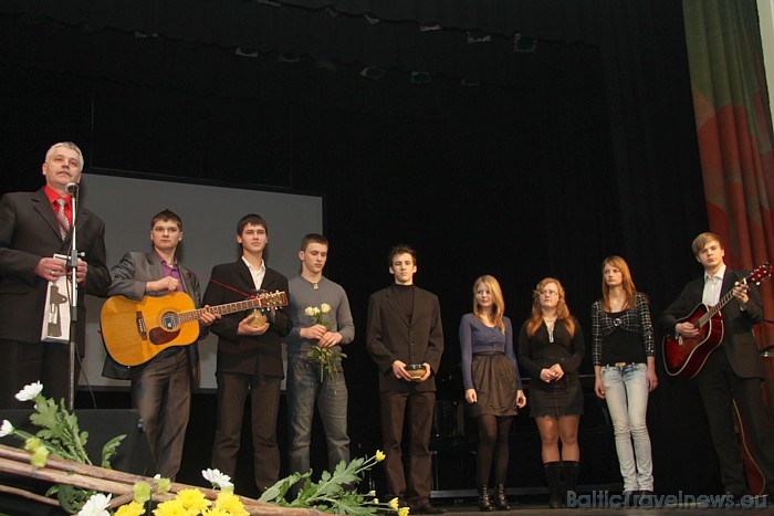 Baltinavas vidusskolas skolēni sveic jubilāru ar skanīgu latgaļu dziesmu 54691