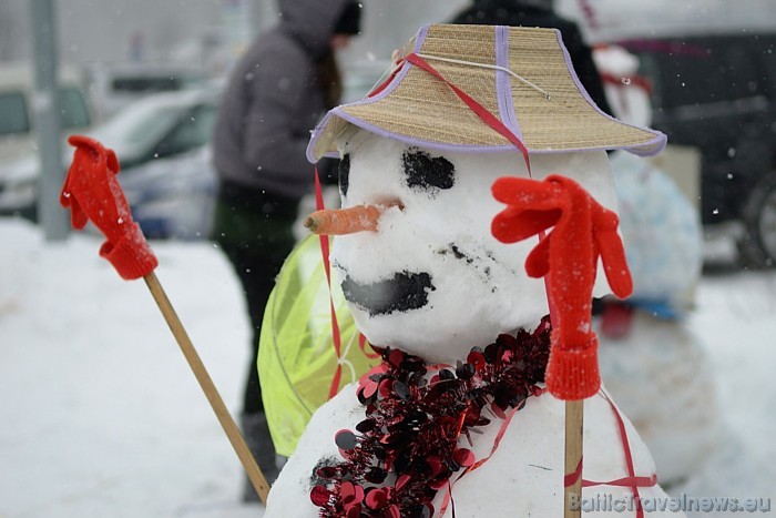 12.02.2011 pie tirdzniecības centra Spice Home Rīgā pirmo reizi norisinājās Latvijā lielākā sniegavīru parāde 55237