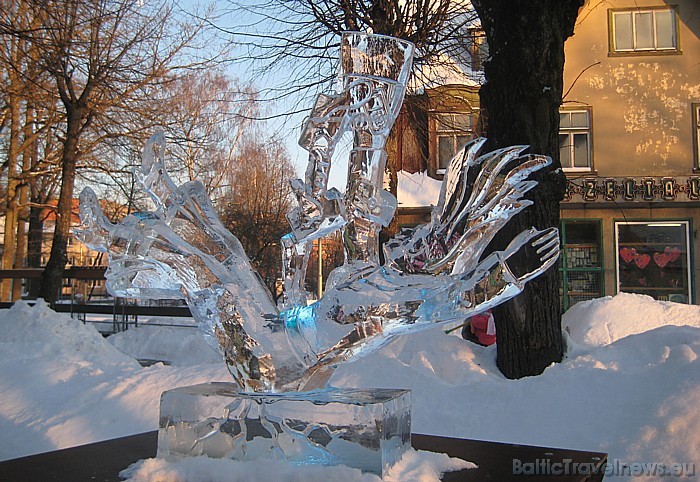 Skulptūras atvestas no Jelgavas, kur nu jau trīspadsmito reizi notika Starptautiskais Ledus skulptūru festivāls 55288