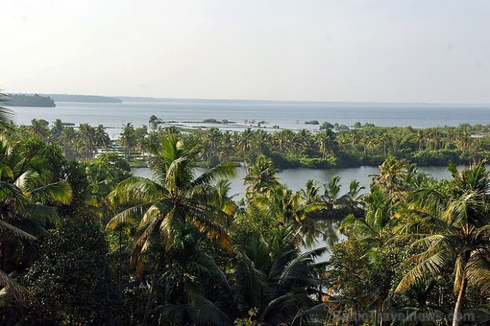 Kollam Backwaters piedāvā tūristiem pasakainus bambusa liellaivu-māju kruīzus. Šajā reģionā dažus gadus atpakaļ ir dzimusi slavenā grāmata Mazo lietu  57204