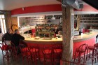 Alus restorāns Merlin (www.merlin.lv) - pirmais stāvs, kur restorāna viesi bauda galvenokārt alu 3