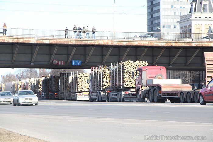 Šodien, 24.03.2011. pie Rīgas pils, apmēram, 200 kravas pārvadātāji protestēja pret valdības lēmumiem 57502