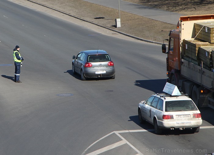 Šodien, 24.03.2011. pie Rīgas pils, apmēram, 200 kravas pārvadātāji protestēja pret valdības lēmumiem 57504