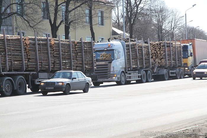 Šodien, 24.03.2011. pie Rīgas pils, apmēram, 200 kravas pārvadātāji protestēja pret valdības lēmumiem 57511