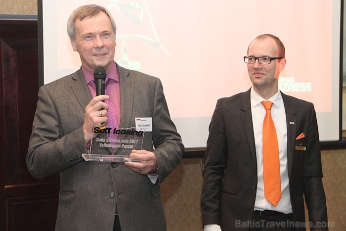 Arnis Jaudzems, Sixt pārstāvis Baltijā SIA Transporent, pasniedz balvu «Gada biznesa auto 2010» no Sixt Leasing par Volkswagen Passat Arnis Jaudzems, Sixt pārstāvis Baltijā SIA Transporent, pasniedz balvu «Gada biznesa auto 2010» no Sixt Leasing par Volkswagen Passat 57547