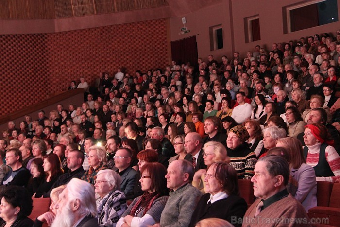 Ogres Kultūras centra lielajā zālē pulcējās vairāki simti «Baltie lāči» grupas atbalstītāju un fanu Ogres Kultūras centra lielajā zālē pulcējās vairāki simti «Baltie lāči» grupas atbalstītāju un fanu 57576