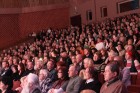 Ogres Kultūras centra lielajā zālē pulcējās vairāki simti «Baltie lāči» grupas atbalstītāju un fanu 4