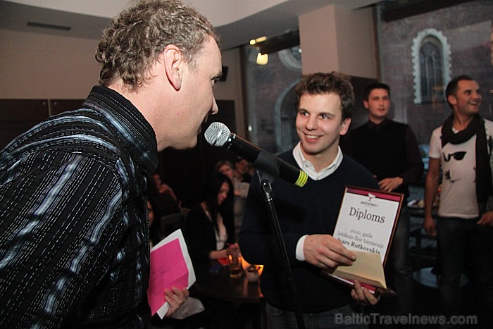 Nominācijas «2010.gada labākais flair bārmenis» balvu pasniedz restorāna B-bārs īpašnieks Armands Mednieks uzvarētajam - Ivars Rutkovskis 57729