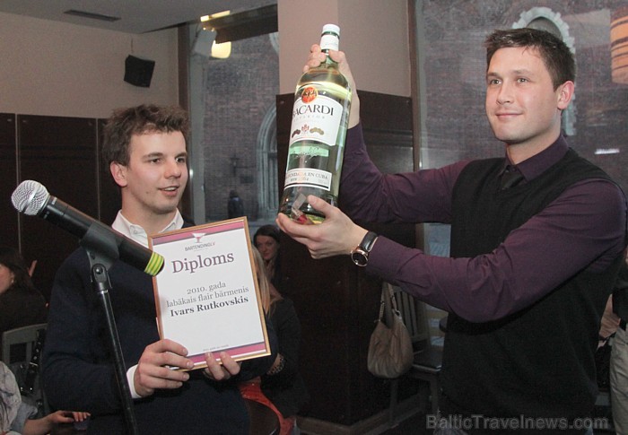 Nominācijas «2010.gada labākais flair bārmenis» uzvarētājs Ivars Rutkovskis un viņa kolēģis - Mārtiņš Rozenvalds 57730