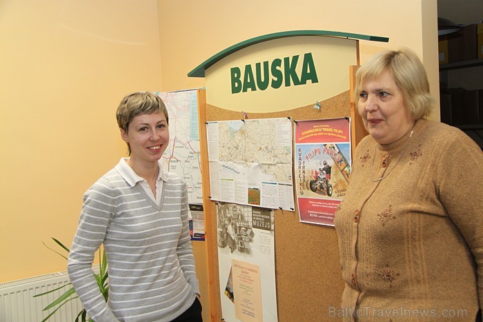 Bauskas Tūrisma informācijas centra vadītāja Inese Turkupole-Zilpure (no kreisās) un tūrisma speciāliste Vija Grūbe Bauskas Tūrisma informācijas centra vadītāja Inese Turkupole-Zilpure (no kreisās) un tūrisma speciāliste Vija Grūbe 58003