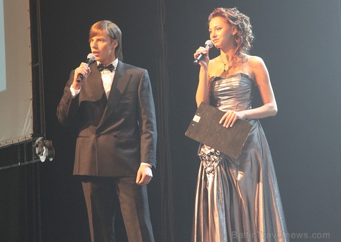 Skaistuma konkursa «Mis un Misters Latvija 2010» programmas vadītāji - Ludmila Voroncova un Jānis Verners 58054