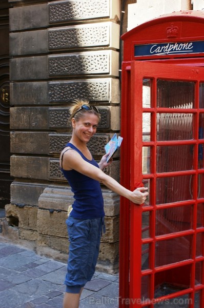 Pilsēta lepojas ar savām sarkanajām telefonbūdiņām (Foto: Armands Muižnieks) 58321