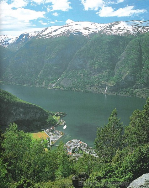 Norvēģijas fjordi, kur tūristi var kuģot un baudīt klinšainos kalnus
Foto: Terre.sans.frontiere.free.fr Norvēģijas fjordi, kur tūristi var kuģot un baudīt klinšainos kalnus
Foto: Terre.sans.frontiere.free.fr 58446