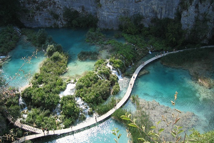 Plitvice ezeru nacionālais parks atrodas Horvātijā, kuru apskalo 16 ezeri, pār kuriem var pastaigaties pa speciāli izveidotu taciņu
Foto: Terre.sans. Plitvice ezeru nacionālais parks atrodas Horvātijā, kuru apskalo 16 ezeri, pār kuriem var pastaigaties pa speciāli izveidotu taciņu
Foto: Terre.sans. 58459