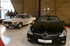 Mercedes Benz kluba stendā automobiļi, kurus šķir gadu desmiti – slavenais Mercedes Benz SLC un jaunais Mercedes Benz SL 6