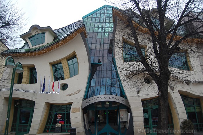 The Crooked House atrodas Polijā. Māju sāka celts 2003. gada janvārī un pabeidza 2003. gada decembrī
Foto: Brocha The Crooked House atrodas Polijā. Māju sāka celts 2003. gada janvārī un pabeidza 2003. gada decembrī
Foto: Brocha 58934