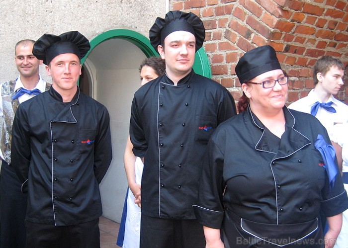 Konventa Sētas vasaras terases Melnais Balodis pavāru komanda. No labas puses Inga Stinka - Melnais Balodis šefpavāre 58990