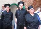 Konventa Sētas vasaras terases Melnais Balodis pavāru komanda. No labas puses Inga Stinka - Melnais Balodis šefpavāre 13
