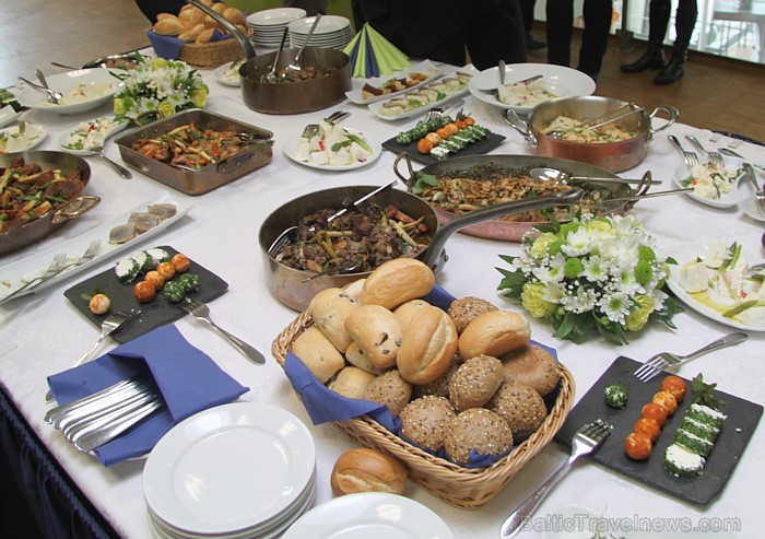 Lidsabiedrības airBaltic biznesa klases ēdienus prezentē populārais šefpavārs Mārtiņš Rītiņš 59381