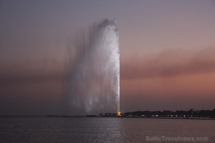 Karaļa Fahda strūklaka Jeddah krastā, Saūda Arābijā ir garākā ūdens strūklaka pasaulē
Foto: Mikko Rauhala Karaļa Fahda strūklaka Jeddah krastā, Saūda Arābijā ir garākā ūdens strūklaka pasaulē
Foto: Mikko Rauhala 59455