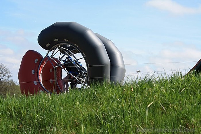 Asu izjūtu cienītājiem piedāvā  Trakais rotors vēl nebijušas izjūtas veļoties no kalna,  tā Latvijā ir jauna  izgudrota atrakcija .Ar Trako rotori var 59890