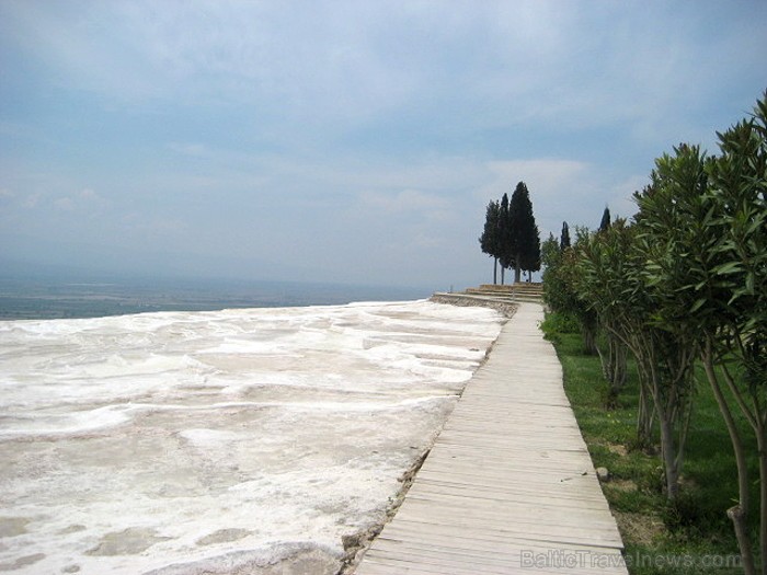 Pamukkale ir brīnumaina vieta Turcijā, kas ir slavena ar dziedinošiem ūdeņiem (Kleopatras baseinu), elpu aizraujošo ainavu (Baltās terases) un bagāto Pamukkale ir brīnumaina vieta Turcijā, kas ir slavena ar dziedinošiem ūdeņiem (Kleopatras baseinu), elpu aizraujošo ainavu (Baltās terases) un bagāto 60942