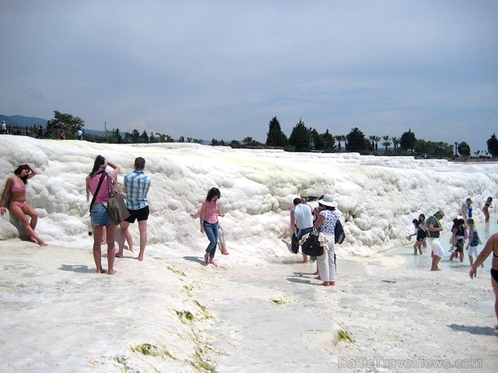 Pamukkale ir brīnumaina vieta Turcijā, kas ir slavena ar dziedinošiem ūdeņiem (Kleopatras baseinu), elpu aizraujošo ainavu (Baltās terases) un bagāto Pamukkale ir brīnumaina vieta Turcijā, kas ir slavena ar dziedinošiem ūdeņiem (Kleopatras baseinu), elpu aizraujošo ainavu (Baltās terases) un bagāto 60952